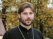 Следственный комитет Петербурга в субботу очно предъявил обвинение священнику  Грозовскому в совершении развратных действий в отношении троих девочек