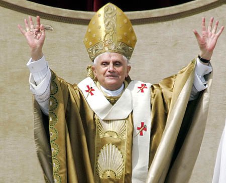 Папа римский извинился за священников-педофилов